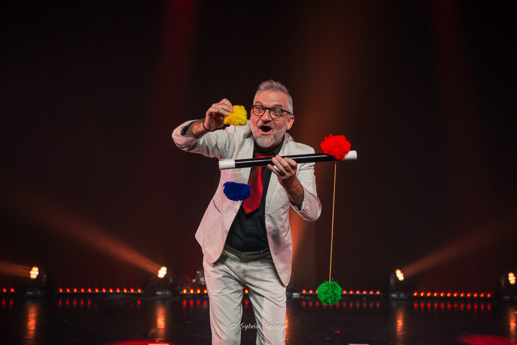 Spectacle de magie en Pyrénées-Atlantiques 64, Béarn et Pays Basque - Magicien, musicien - Arbre de noël, enfants, jeune public, familial